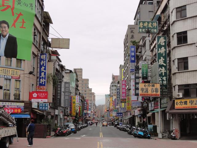 画像: 台北の街並み http://image.search.yahoo.co.jp/search?p=1990%E5%B9%B4%E4%BB%A3%E5%BE%8C%E5%8D%8A +%E5%8F%B0%E5%8C%97+%E8%A1%97%E4%B8%A6%E3%81%BF&search.x=1&tid=top_ga1_sa&ei=UTF-8&fr=top_ga1_sa#mode%3Ddetail%26index%3D5%26st%3D169