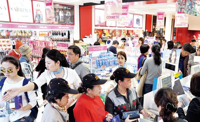 画像: 中国人爆買いの様子 http://creatorjapan.asia/chinese-bakugai/