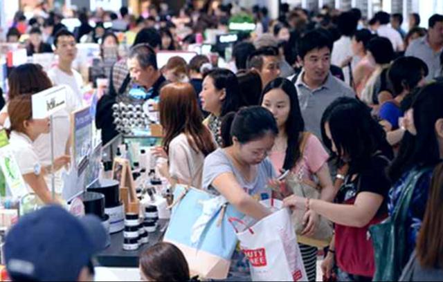 画像: 中国人旅行客の爆買いの様子 http://thutmose.blog.jp/archives/28934847.html