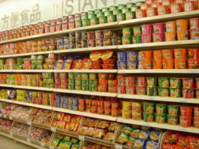 画像: 中国のスーパーに陳列されているインスタントラーメン http://kotaro605.blog57.fc2.com/blog-entry-926.html