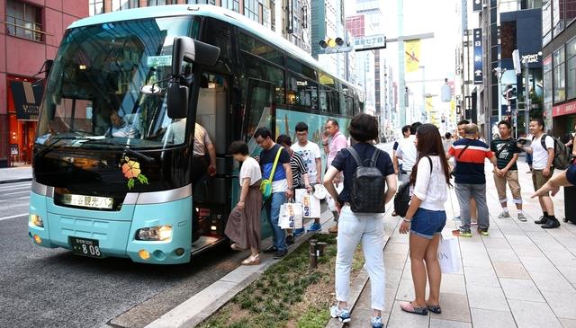 画像: 訪日中国人団体旅行客がバスに乗り込む写真 http://toyokeizai.net/articles/-/86475