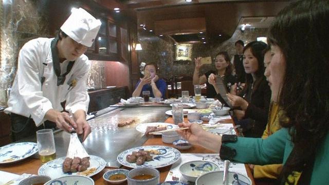 画像: 日本での食事を楽しむ中国人たち http://blog.fujitv.co.jp/tokudane-official/E20151123003.html