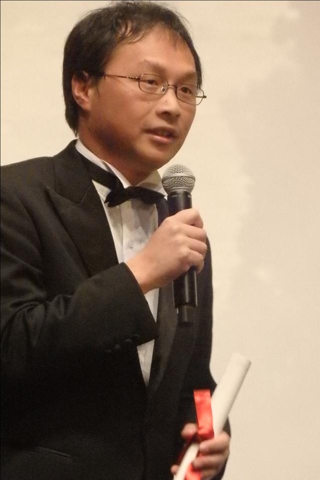 画像: 授賞式の壇上で熱弁を振るう深田晃司監督 Photo by Yoko KIKKA