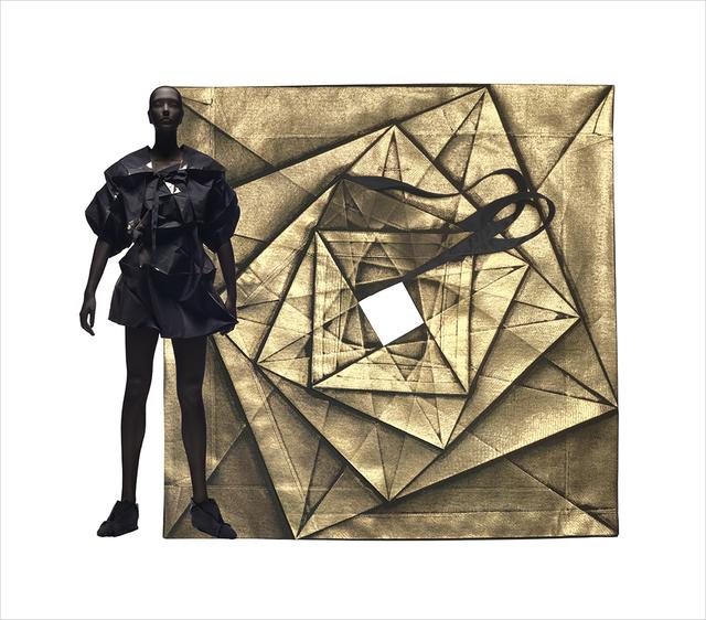 画像: 左:132 5. ISSEY MIYAKE《No. 1ドレス》《No.1 ジャケット》2010年 撮影:岩崎寛 右:132 5. ISSEY MIYAKE《No. 1ドレス》2010年 撮影:岩崎寛