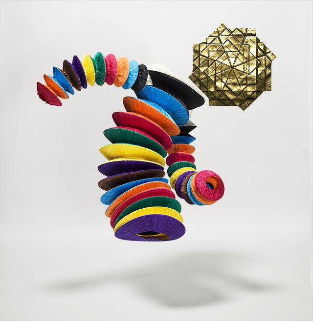 画像: 左:ISSEY MIYAKE《フライング・ソーサー Spring/Summer 1994》1993年 撮影:宇戸浩二 右:132 5. ISSEY MIYAKE《No. 10 スカート》2010年 撮影:宇戸浩二