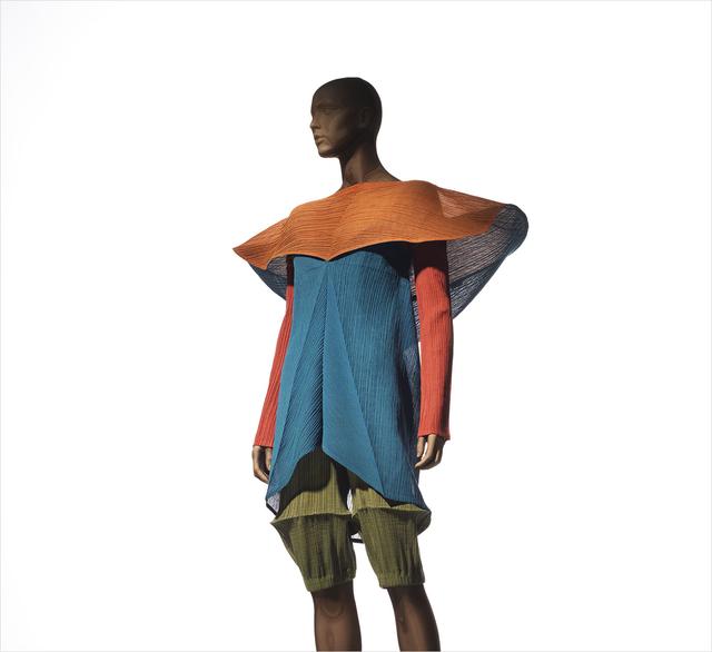 画像: ISSEY MIYAKE《葉っぱプリーツ Spring/Summer 1990》1989年 撮影:岩崎寛