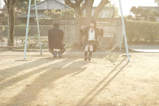 画像2: 3人の男女の現在と記憶が交差する「ユートピア」へと向かう魂の物語− 幼いころに母親を亡くした少女。 過去の記憶に囚われ続ける男。 娘を亡くした一人暮らしの老人。 少女は、男と出会い、突然身体が宙に浮き始める。 時を同じくして、老人の電話には、死んだはずの娘からの伝言メッセージが残されていた。 そして、物語は400年前の希望へとつながり始める。