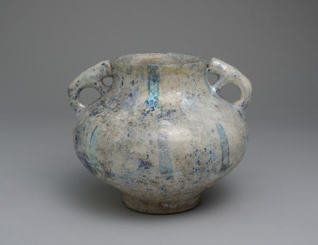 画像: ≪ペルシア 白地藍彩双獣把手壺≫アサヒビール大山崎山荘美術館蔵