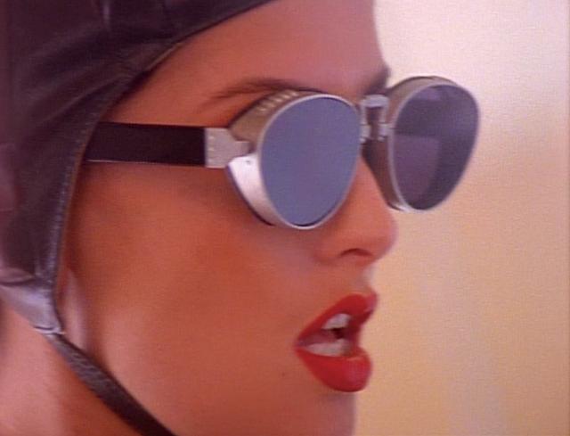 画像: Les femmes érotiques『ル・フェム・エロティーク』1993 ※アンドリュー・ブレイク監督。全編、高身長の美女ばかりを揃え、お洒落な映像ばかりで一編に仕上げた傑作。アンドリュー・ブレイクが世界のポルノを革新した。