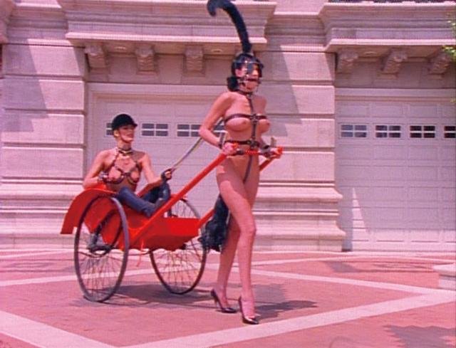 画像: Sensual Exposure『センシュアル・エクスポージャー』1993 ※アンドリュー・ブレイク監督。1950年代のジョン・ウィリーのボンデージ・イラストに想を得たシーン。