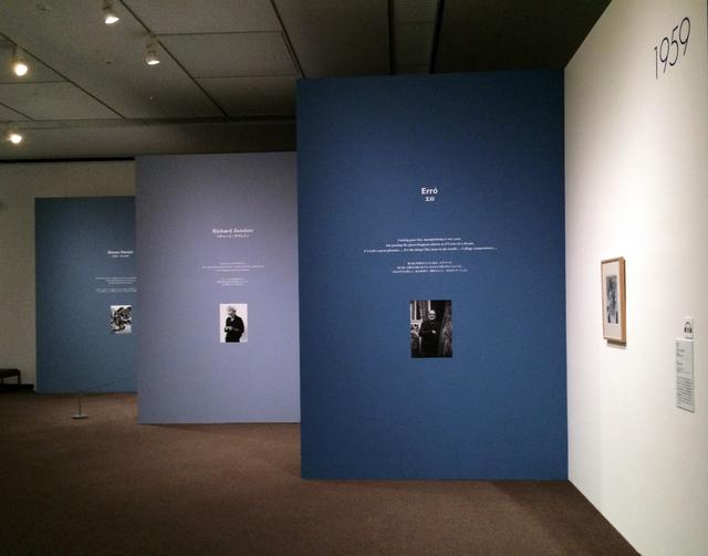 画像: ブルーの壁。作品の壁面に連続して、作者の写真と言葉があります。青色は年ごとに微妙に変えてあります。 photo©cinefil