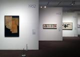画像: ホワイトの壁。1年1作家1作品ずつ一つの壁面に展示されています。 作品の壁面の間にブルーの作家プロフィールの壁面が並びます。 photo©cinefil