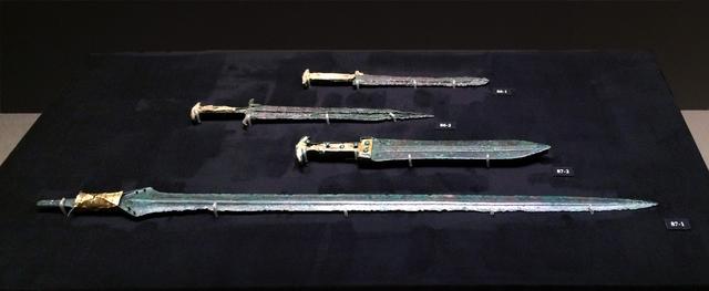 画像: 銅剣 上から二振:前1320〜前1200年、前12〜13世紀 キオス考古学監査局蔵 下、二振:前11世紀 アグリニオン考古学博物館蔵 photo©cinefil