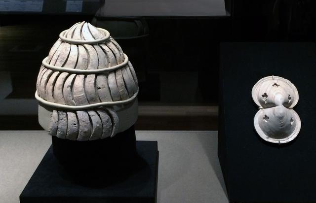 画像: 左:猪の牙の兜 前1375〜前1250年 レティムノ考古学博物館蔵 右:8の字形盾の象牙板 前13世紀 アテネ国立考古学博物館蔵 photo©cinefil