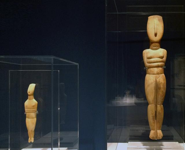 画像: 左:スペドス型女性像 初期キュクラデスⅡ期(前2800~前2300年)/ナクソス島出土か/高33.0cm、幅8.5cm/大理石/キュクラデス博物館蔵 右:スペドス型女性像 初期キュクラデスⅡ期(前2800~前2300年)/クフォニシア群島出土か/高74.3cm、幅16.0cm/大理石/キュクラデス博物館蔵 photo©cinefil