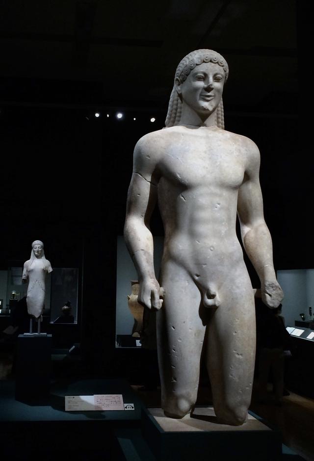 画像: 手前:クーロス像 前520年頃 アテネ国立考古学博物館蔵 photo©cinefil