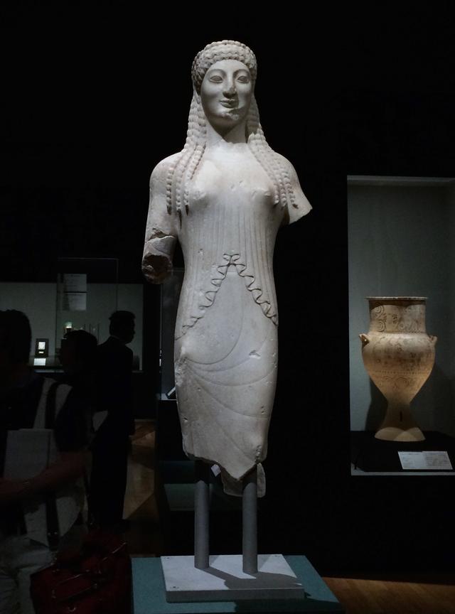 画像: 手前:コレー像 前530年頃 アクロポリス博物館蔵 photo©cinefil