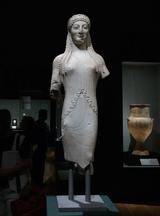 画像: 手前:コレー像 前530年頃 アクロポリス博物館蔵 photo©cinefil