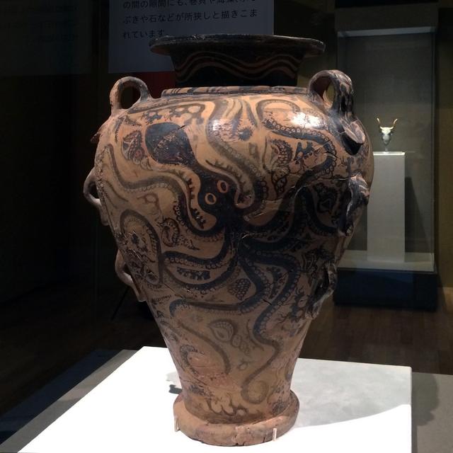 画像: 手前:海洋様式の葡萄酒甕 後期ミノスIB期(前1450年頃)/クレタ島、ザクロス宮殿出土/高53.8cm/粘土/イラクリオン考古学博物館蔵 photo©cinefil