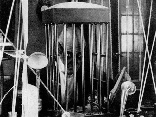 画像1: http://allenjohn.over-blog.com/article-la-folie-du-docteur-tube-abel-gance-1915-107719473.html