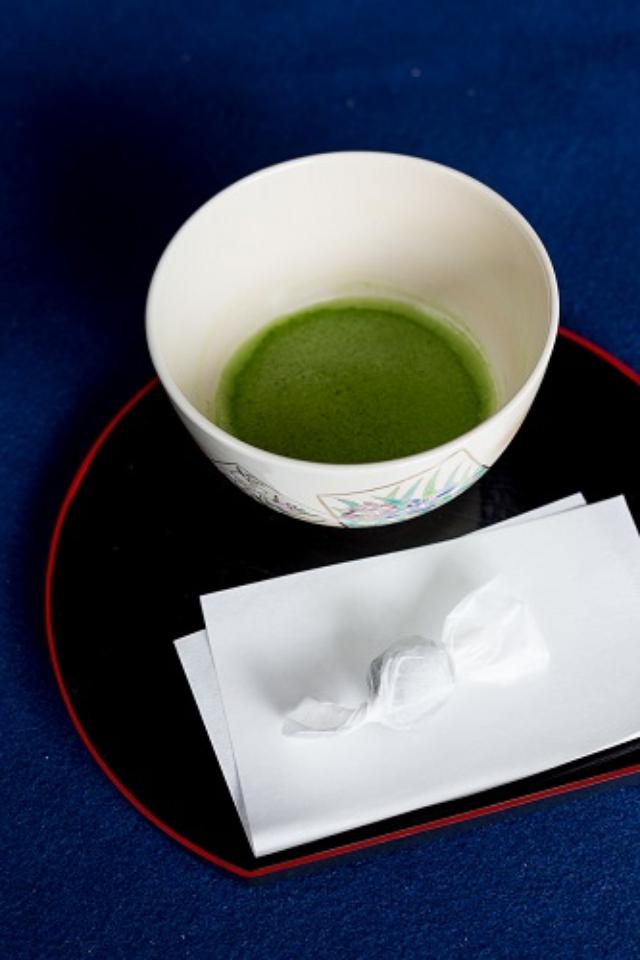 画像: 母屋1階の主座席にて、お抹茶(和菓子付)がいただけます。(受付にてお抹茶券400円をお買い求めください)