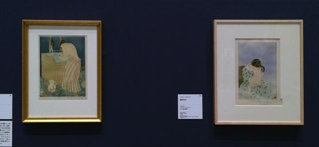 画像: 左:メアリー・カサット《沐浴する女性》 1890-91年 ドライポイント、アクアチント、ブリンマー・カレッジ蔵 右:メアリー・カサット《母のキス》1890-91年 ドライポイント、アクアチント、アメリカ議会図書館蔵 photo©cinefil