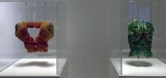 画像: 左:《カマール:月を彷徨う人》ネリ・オックスマン(1976年–) 2014年 ストラタシス Objet500™ Connex3 カラー・マ ルチマテリアル3D プロダクション・システムによる3D印刷 所蔵:ストラタシス 共同制作:クリストフ・バダー、ドミニク・コルブ(デスクリプティブ)、ジョー・ヒックリン(ザ・マスワークス)、協力:ストラタシス 右:《ズハル:土星を彷徨う人》ネリ・オックスマン(1976年–) 2014年 ストラタシス Objet500™ Connex3 カラー・マ ルチマテリアル3D プロダクション・システムによる3D印刷 所蔵:ストラタシス 共同制作:クリストフ・バダー、ドミニク・コルブ(デスクリプティブ)、ジョー・ヒックリン(ザ・マスワークス)、協力:ストラタシス