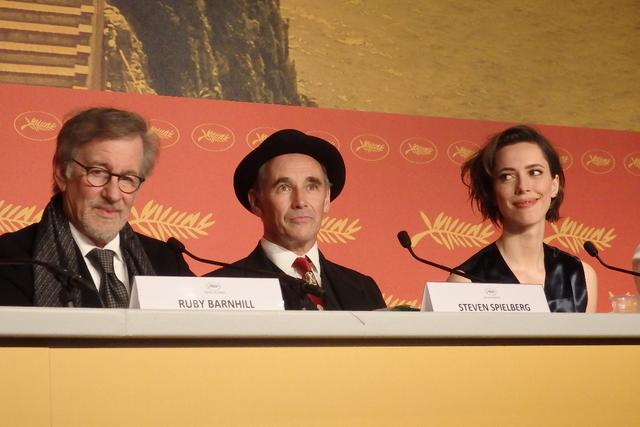 画像: カンヌでの『BFG』公式記者会見:左からスピルバーグ監督、マーク・ライランス、レベッカ・ホール Photo by Yoko KIKKA