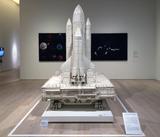 画像: 《ザ・クローラー》 トム・サックス(1966 年 –) 2003 年 フォーム、接着剤、木、金属製フレーム Galerie Thaddaeus Ropac, Paris/Salzburg