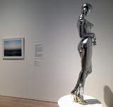 画像: 《セクシーロボット》 空山 基(1947 年 –) 2016 年 FRP、鉄、金・銀メッキ調塗料、LED ネオンライト 作家蔵