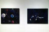 画像: 左:《宇宙投資家》 ジュール・ド・バランクール(1972年–) 2015年 油彩、パネル Galerie Thaddaeus Ropac, Paris/Salzburg 右:《コズミック・カオス》 ジュール・ド・バランクール(1972年–) 2015年 油彩、パネル Galerie Thaddaeus Ropac, Paris/Salzburg
