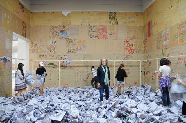 画像: 堀 浩哉 Hori Kosai (1947- ) REVOLUTION 新聞紙、布、ミクストメディア 2014-2016