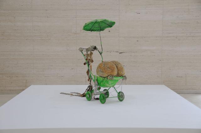 画像: 工藤哲巳 Kudo Tetsumi (1935-1990) 「あなたの肖像1967」 乳母車、傘、綿、プラスチック、ポリエステル 樹脂、接着剤、鎖、チューブ、絵具 1967 所蔵:青森県立美術館