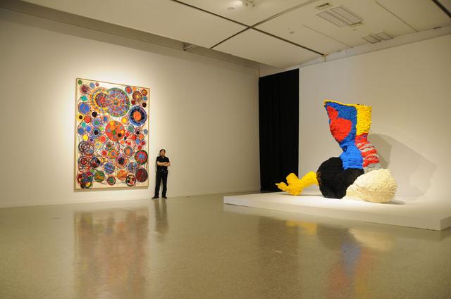 画像: 田中敦子 Tanaka Atsuko (1932-2005) 左 「地獄門」 ビニール塗料、アクリル、カンヴァス 331.5×245.5cm 1965/1969 所蔵:国立国際美術館 中原浩大 Nakahara Kodai (1961〜 ) 右 「レゴ・モンスター」 レゴ H320×W280×D210cm 1990 所蔵:豊田市美術館
