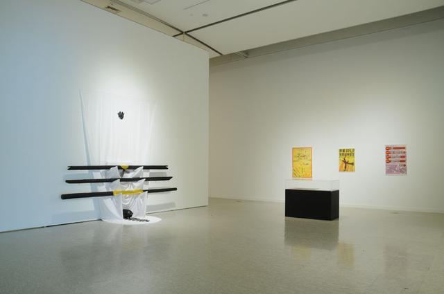 画像: 菊畑茂久馬 Kikuhata Mokuma (1935- ) 左 「奴隷系図(三本の丸太による)」 再制作 木、布、ミクストメディア 500×320cm1961-2016 赤瀬川原平 Akasegawa Genpei (1937-2014) 右 所蔵:個人