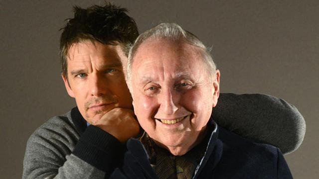画像: ピアニスト、シーモア・バーンスタイン(写真・右)、映画監督、イーサン・ホーク(写真・左) www.latimes.com
