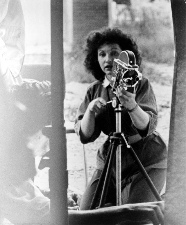 画像: https://peoplearedancing.wordpress.com/2013/04/27/maya-deren-a-study-in-choreography-for-camera/