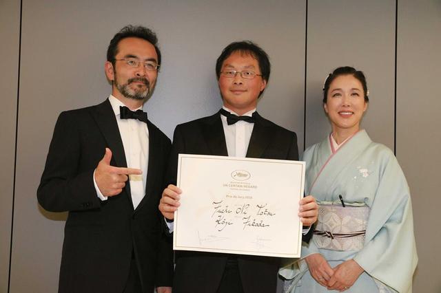 画像: カンヌ国際映画祭受賞時の深田晃司監督と喜びを共にする出演の古舘寛治と筒井真理子