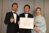 画像: カンヌ国際映画祭受賞時の深田晃司監督と喜びを共にする出演の古舘寛治と筒井真理子
