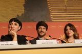 画像: 左から家政婦役のロッシ・デ・パルマ、夫役のダニエル・グラオ、アドリアーナ・ウガルテ Photo by Yoko KIKKA