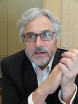 画像: 3、 セリフなし、アップなし、赤い色なし。