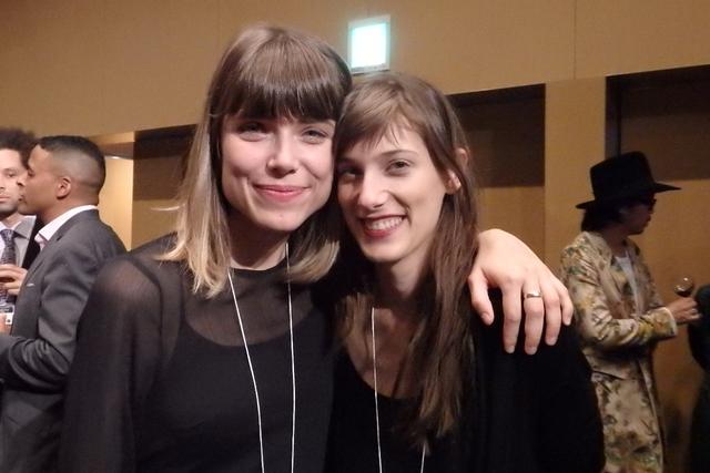 画像: ハナ・ユシッチ監督(左)と主演したミア・ペトリヴィッチ Photo by Yoko KIKKA