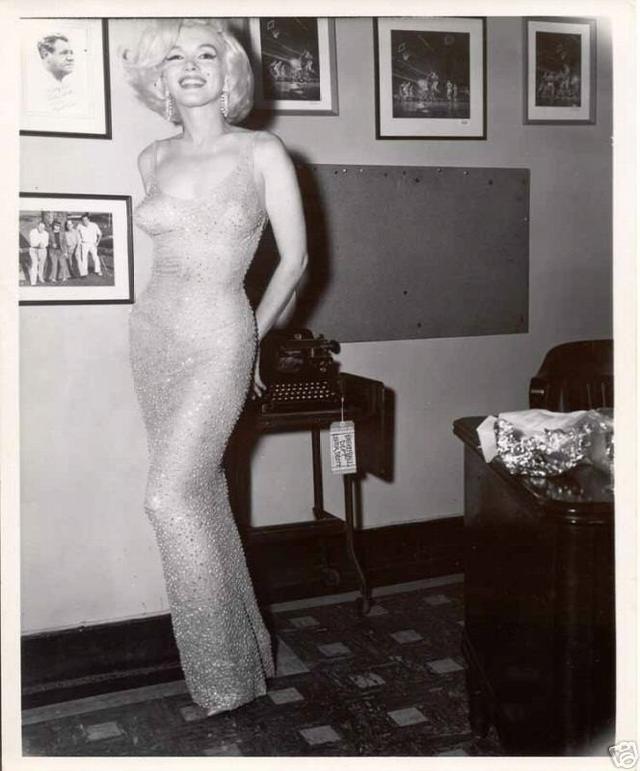 画像: http://morningstar84.blogspot.jp/2011/12/marilyn-monroe-happy-birthday-dress.html