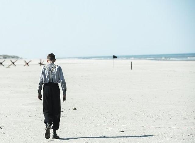 画像2: 人は憎むべき敵を赦すことができるのか? いかなる残酷な状況においても、生きるための希望を抱き続けることは可能なのか? 美しい海が広がる白い浜辺に残された“真実の物語”が、あなたの心を激しく揺さぶるだろう。