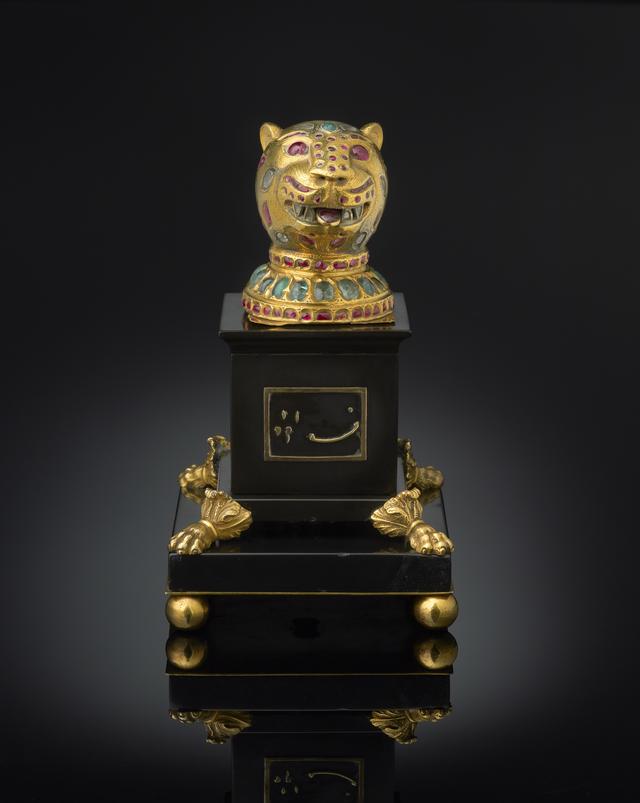画像: ティプ―・スルタンの玉座飾り 1787-1793年 高:6.8㎝、幅:5.5×5.4㎝ 金、ダイヤモンド、エメラルド、ルビー