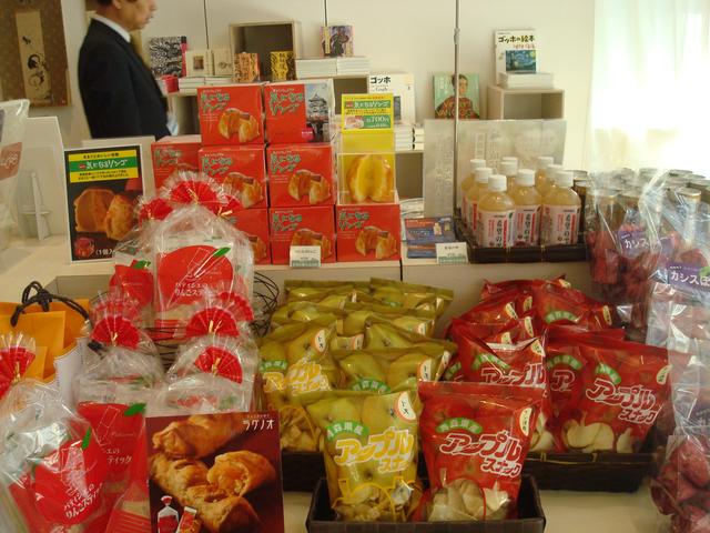 画像: お土産コーナーも充実