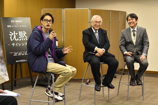 画像1: 遠藤周作研究者・関西学院大学教授の細川正義氏と遠藤周作学会会員・ノートルダム清心女子大学教授の山根道公氏と窪塚洋介