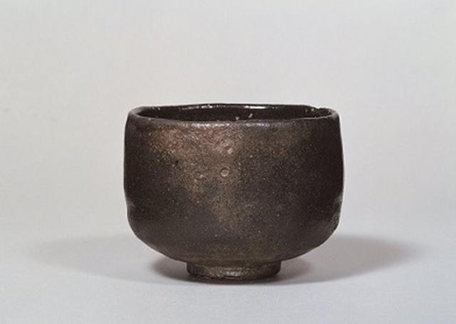 画像: 初代 長次郎 黒樂茶碗 銘 大黒 重要文化財 桃山時代(十六世紀) 個人蔵