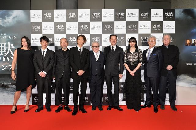 画像: 左よりプロデューサー エマ・ティリンジャー・コスコフ、加瀬亮、塚本晋也、窪塚洋介、マーティン・スコセッシ監督、浅野忠信、小松菜奈、イッセー尾形、脚本家ジェイ・コックス
