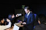 画像1: デイミアン・チャゼル監督&ライアン・ゴズリング来日 ダンサーが軽やかに舞う!ファン大熱狂! ライアンと監督が大サービスでファンとセルフィー! 音符柄のドレスで米倉涼子が感激の花束プレゼント 超豪華 ジャパンプレミアオフィシャルレポート
